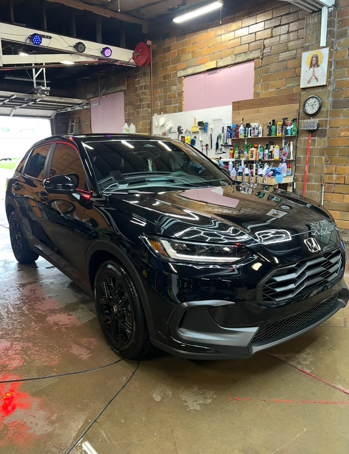 Alternate view of polished black Honda SUV